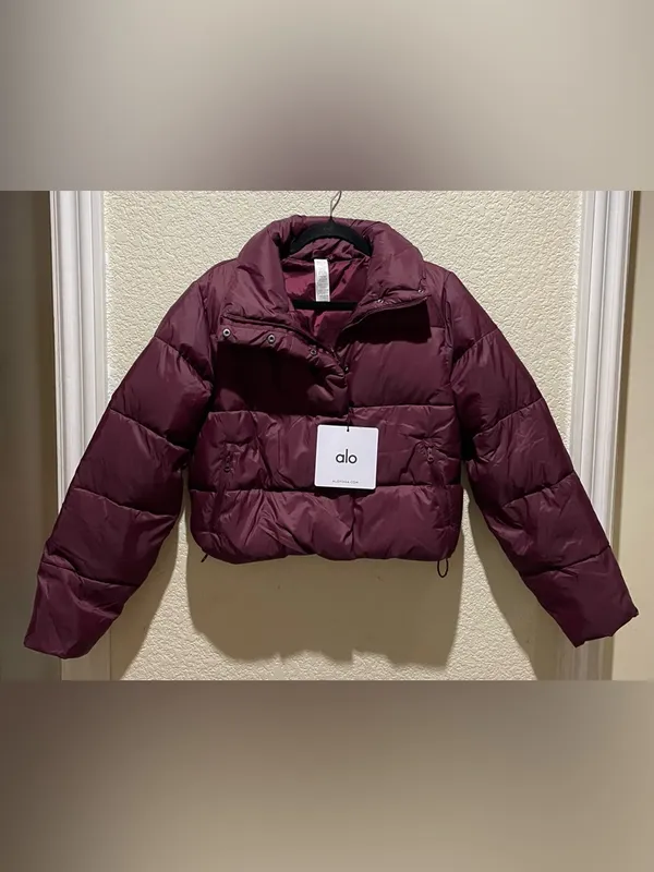 ALO Yoga NWT Gold Rush Puffer Jacket Burgundy with Zipper pockets Size S - Image 6