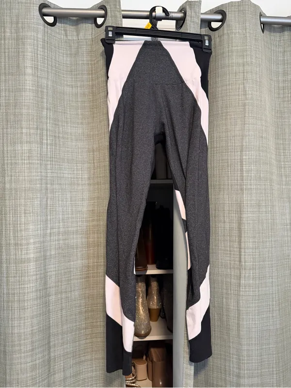 Beyond Yoga Black and Light Pink Colorblock High-Rise Leggings - Image 2