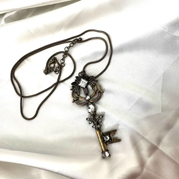 Long rhinestone key pendant necklace - Image 4