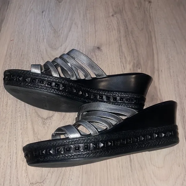 Italian Shoemakers sandals in silver size 10 - Image 7