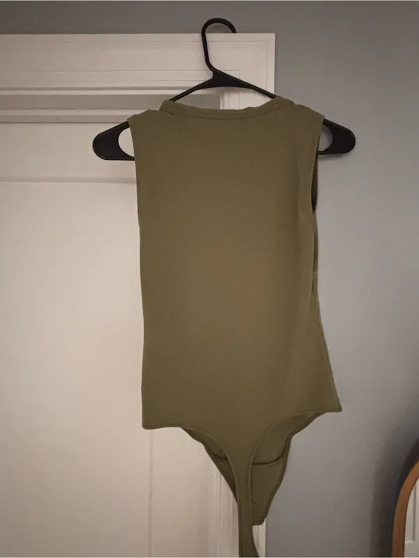 Abercrombie & Fitch Olive Green Sleeveless Bodysuit - Image 3