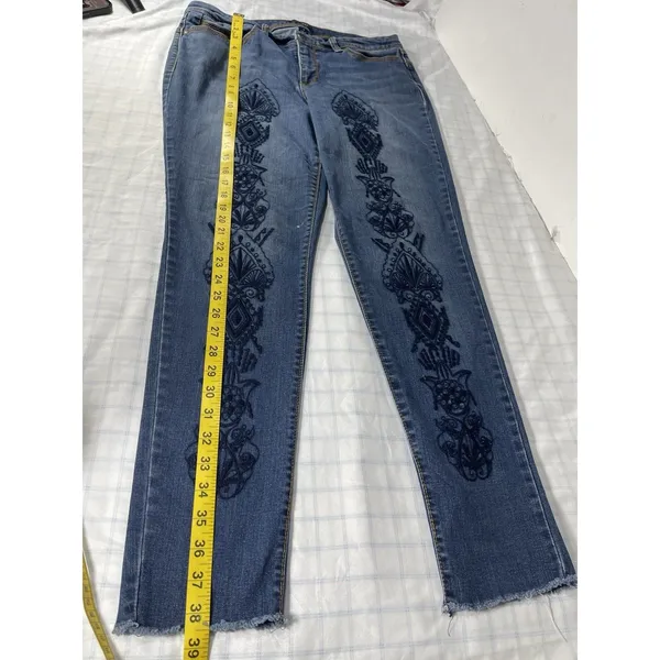 Bandolino Embroidered Skinny Jeans Women’s Size 12 Medium Wash Frayed Cuff Boho - Image 4