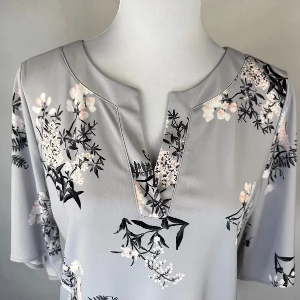 Ann Taylor Blouse Sz S Gray Floral Flutter Elbow Length Sleeve Split Neckline - Image 2