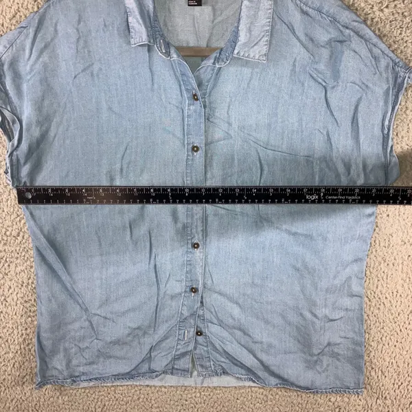 Forever 21 Chambray Shirt Women‎ Medium Button Down Short Sleeve Casual - Image 3