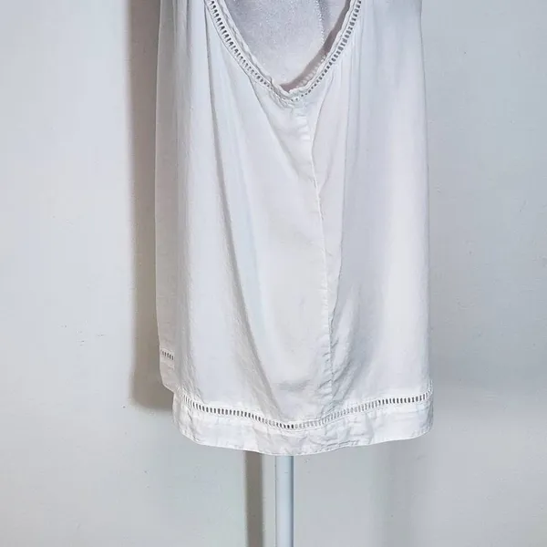 Cloth & Stone Anthropologie White Sleeveless Blouse with Lace Accent Size Medium - Image 5