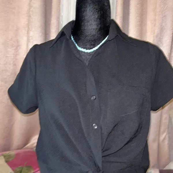 NWT  Size M Black Button Down Crop Top - Image 2