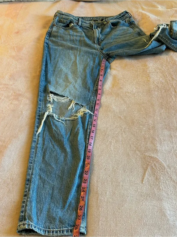 American Eagle Strigid Mom Jean distressed high rise straight fit size 8 casual - Image 8
