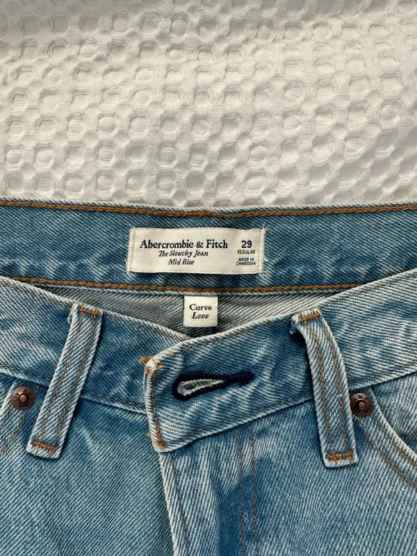 Abercrombie Slouchy Mid-Rise Jeans - Image 3