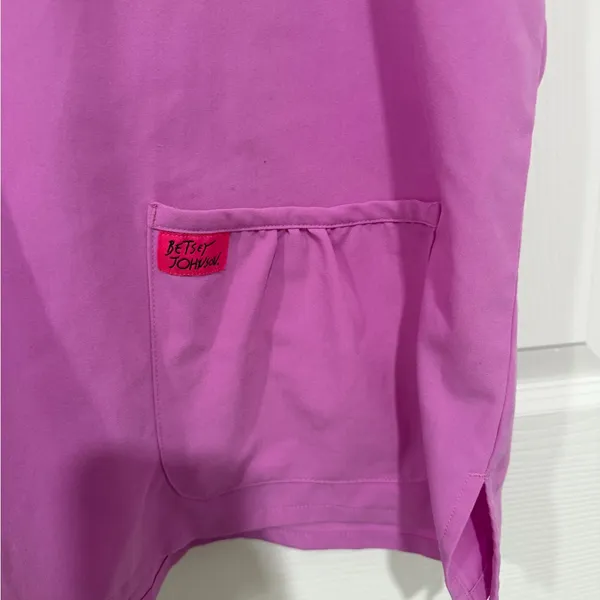 Vibrant Betsey Johnson Fuchsia Ruffle Sleeve Nursing Medical Scrub Top - Image 4