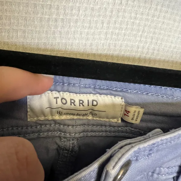 Torrid Womens 14 Blue Cargo Cropped Pants Double Button Utility Capris S148 - Image 4