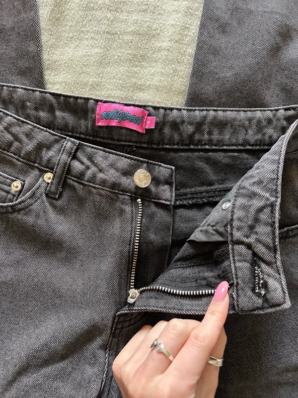 Edikted Low-Rise Jeans - Image 3