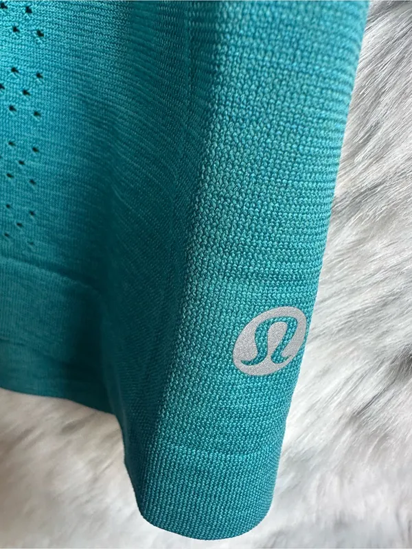 593. Lululemon 2pc set bundle capris and top - Image 4