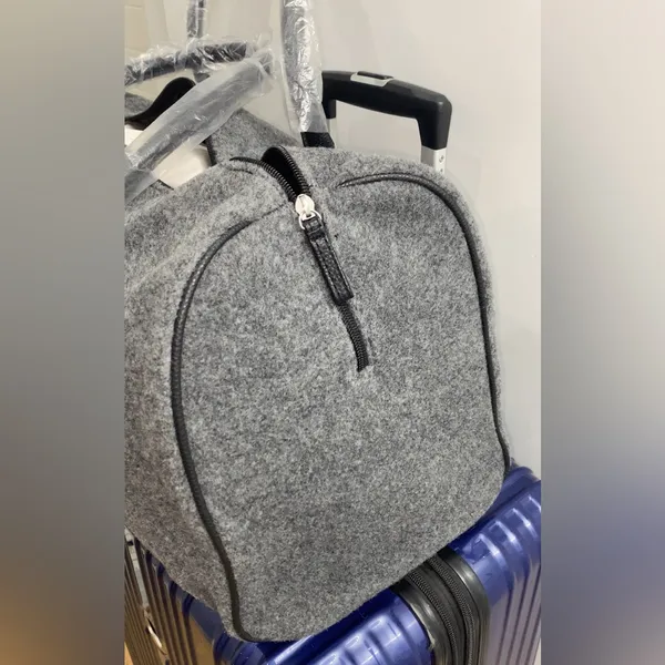 DSW Gray Wool Felt Duffel Travel Weekender Getaway Bag Full Zipper Duo Strap - Image 5