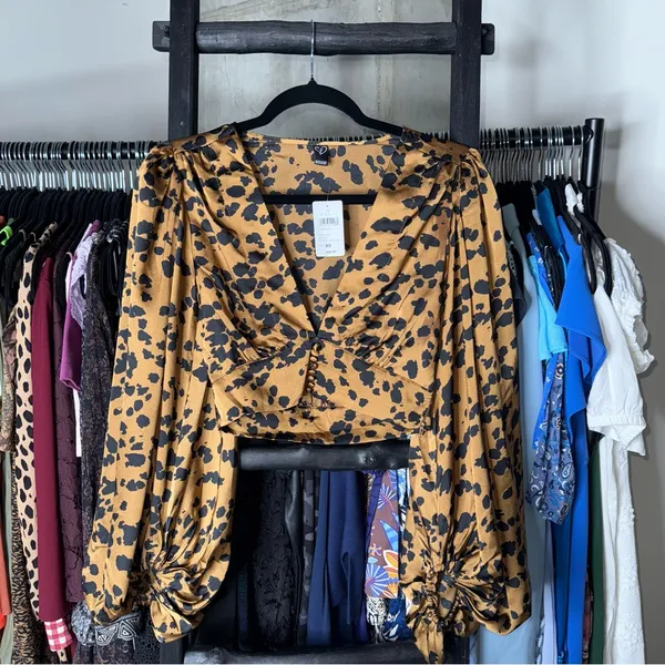 Windsor Chic Look Leopard Print Satin Puff Sleeve Crop Top Medium New NWT - Image 6