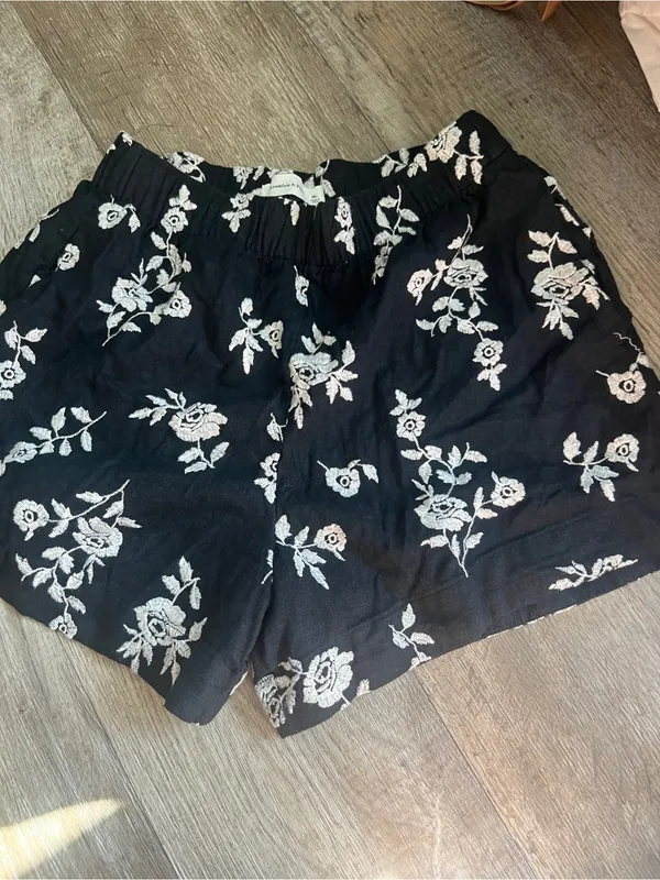 Abercrombie & Fitch Women's Black White linen‎ Embroidered Flower Shorts - Image 9