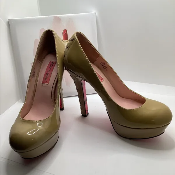 Betsey Johnson Dita Patent Leather stilettos in Nude. Size 7.5 - Image 7