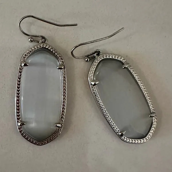Kendra Scott Elle Slate Cat’s Eye Drop Earrings in Silver Frame - Image 6