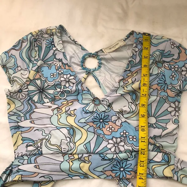 No Comment Blue floral crop wrap top shirt blouse V-neck o-ring open back-Size M Measurements in pics - Image 5