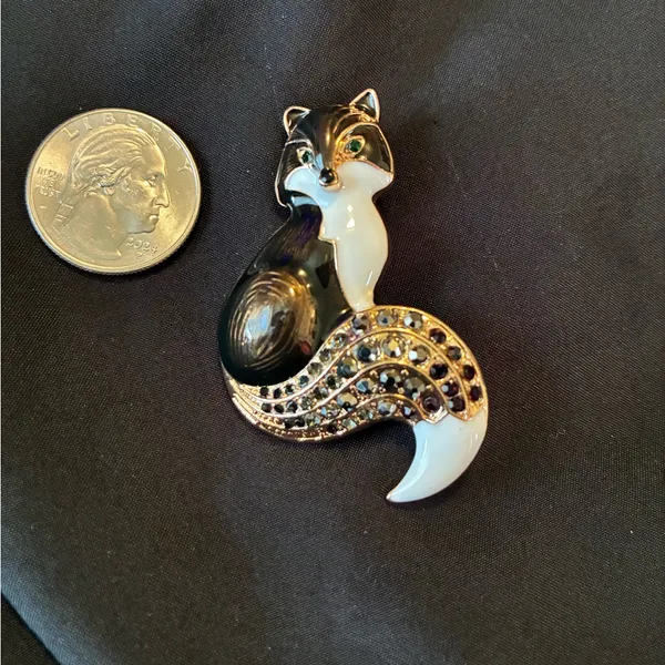 Dark brown and white Fox brooch Black - Image 2