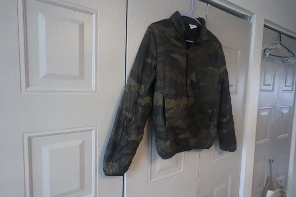 PINK Victoria's Secret camo camoflage puffer sweater jacket in army green size small. - Image 3