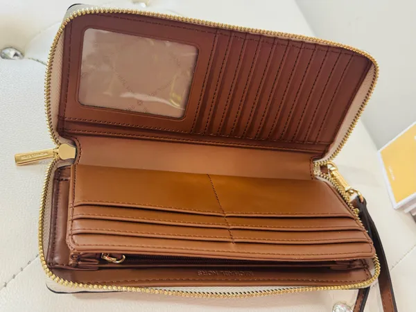 Michael Kors Wallet - Image 4