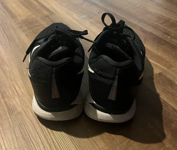 Nike Women’s Zoom Sneakers Black and White - Size 7.5 - Image 4