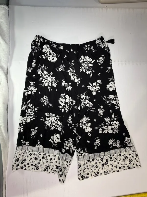 Simply Vera Vera Wang Black and White Floral Wide-Leg Bermudas - Image 7