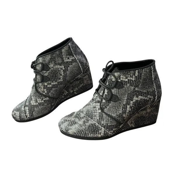 TOMS Boots Womens Sz 8.5 Gray Snake Print Wedge Ankle Lace Up Booties Minimalist - Image 2