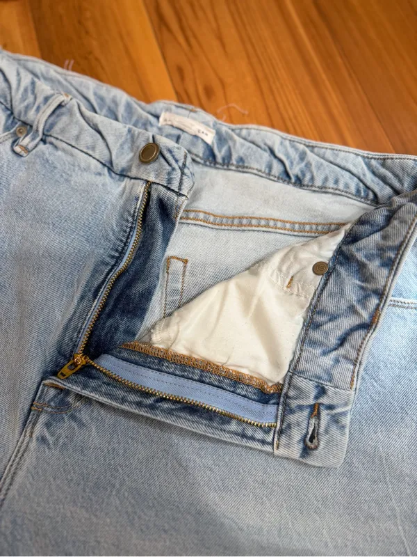 Good American The Weekender Straight Leg Raw Hem Jeans Light Wash Size 14/32 - Image 9