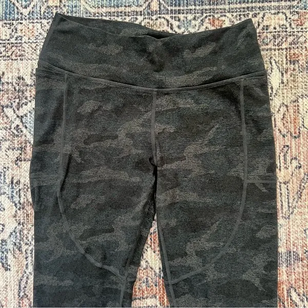 Vuori Clean Elevation Leggings Black Camo Size Medium 7/8 Length - Image 4