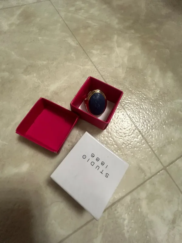 Avon Gold-Tone Ring with Dark Blue Oval Stone 2024 - Image 6