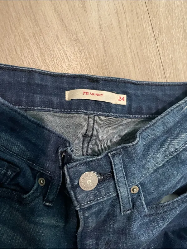 Levi's Women's Skinny Jeans in Medium-Dark Blue - Image 2