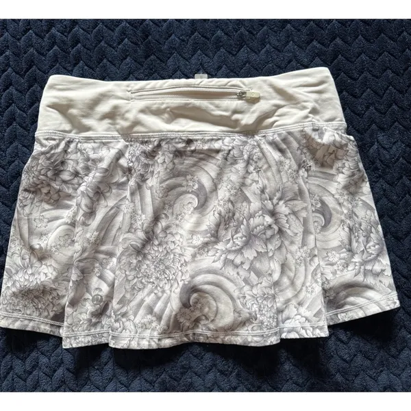 Lululemon Women's Pacesetter Skirt Floral White Gray Sz 4 - Image 6