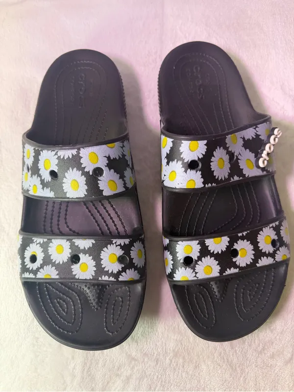 CROCS Black Daisy-Print Dual-Strap Kids Sandals - Image 4