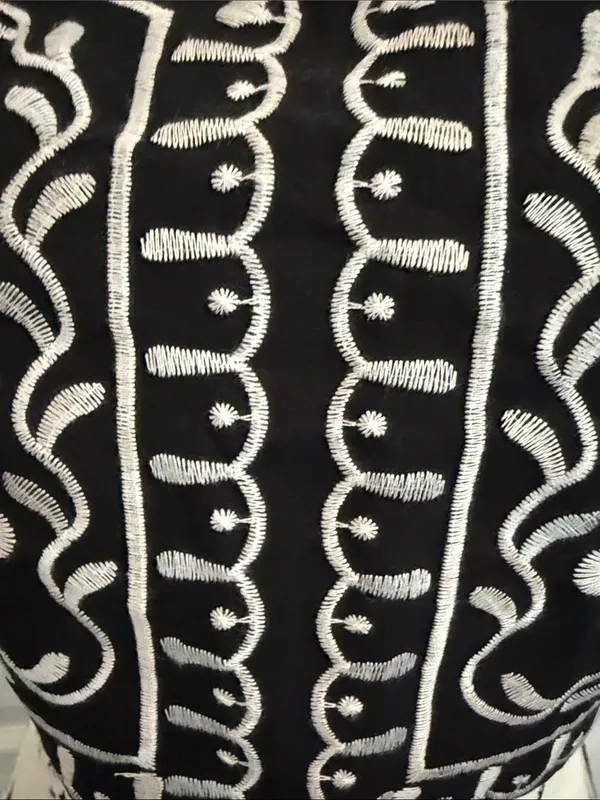 Cupshe Black Cropped Embroidered Tank with White Detail - Image 7