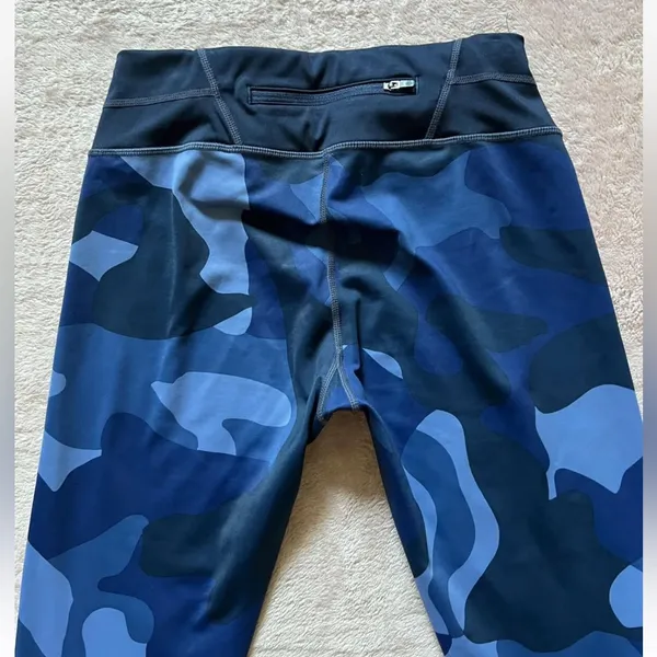 Athleta Women's‎ Blue Camo Sonar Capri Compression Leggings Size S - Image 3