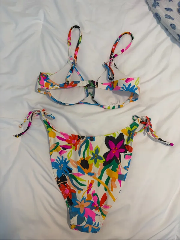 Target Floral Swimsuit Bikini Set Size Medium Top Size Large Bottoms - Image 2