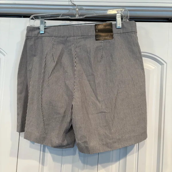 Banana Republic Navy And Cream Stripe‎ 5” Shorts Size 4 - Image 2