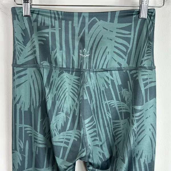 Beyond Yoga Lux Supplex High Waisted Ankle Palm Print Leggings‎ in Green Size L - Image 3