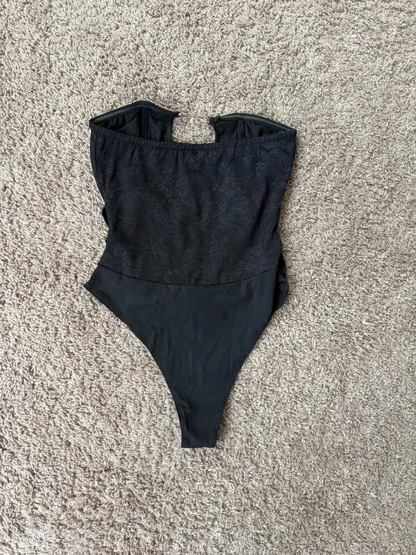 FashioNova Black bodysuit - Image 4