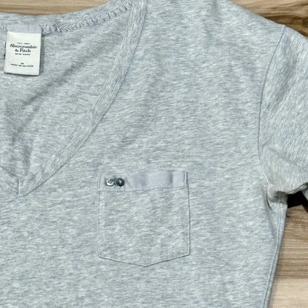 Abercrombie and Fitch Grey Pocket Tee Women’s Medium - Image 2