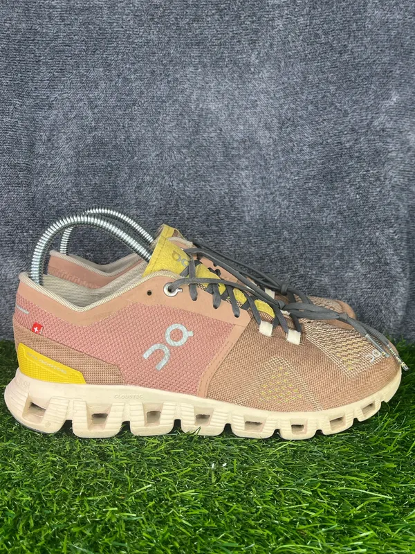 On Running Cloud Women’s 7 Swiss Engineering Neutral Running Shoes Beige Pink - Image 3