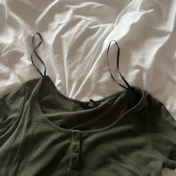 Forever 21 Olive Green Cropped Tee - Image 4