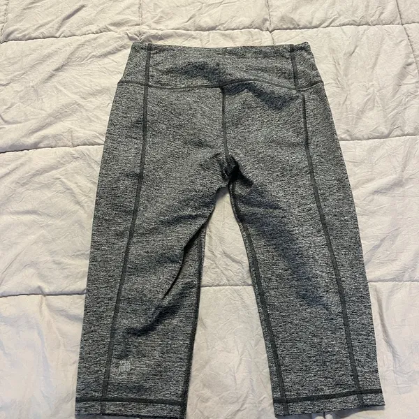 NWOT Victoria's Secret VSX Sport Knockout Capri Leggings - Image 5