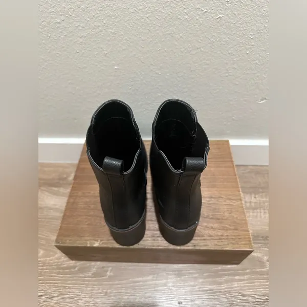 ZBY Women’s Lug Sole Platform Chelsea Boots Size 7.5 Black. Like new! - Image 3