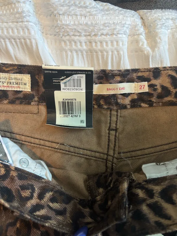 Baggy Dad Levi’s Jeans, mid rise leopard print 27x32 - Image 2