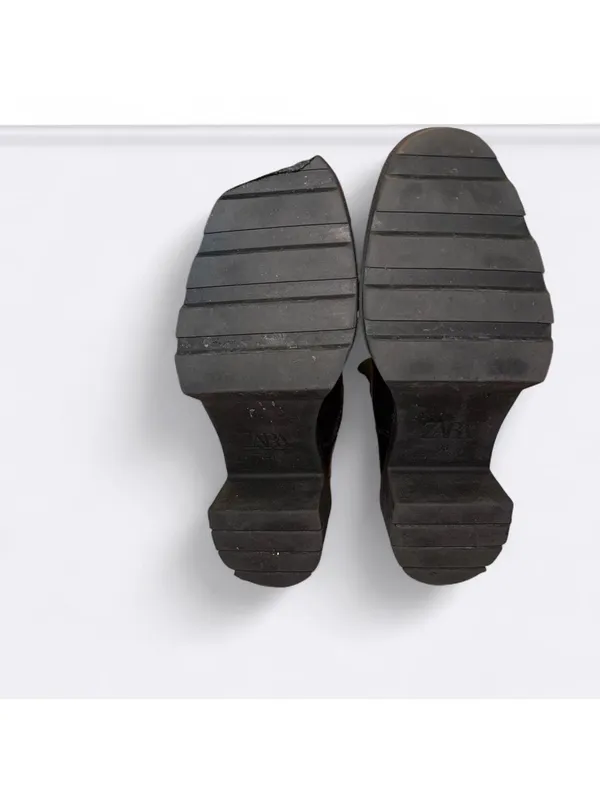 Zara black side-gore ankle boots with a track sole - Image 4