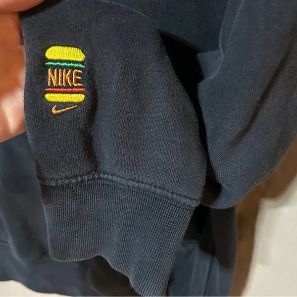 Nike sweatshirt - Image 4