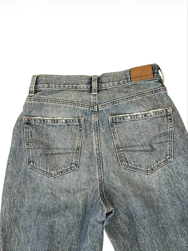 American Eagle Relaxed Mom Jeans Light Wash Size 2 Ripped - Image 5