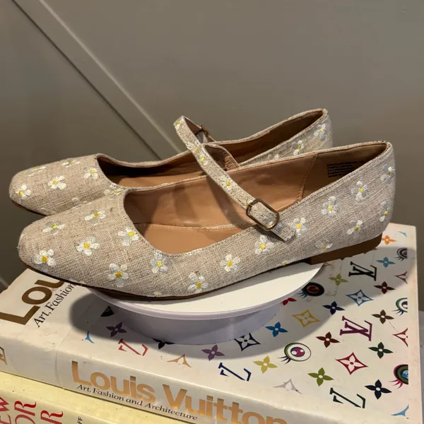 Steve Madden Linen Daisy Embroidered Mary Jane Flats Womens 8.5 Beige Square Toe - Image 2